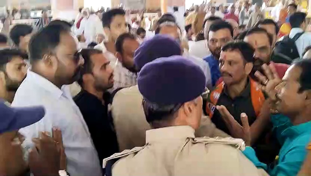 Mandal president and BJP workers dispute with police, fierce scuffle