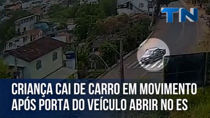Criança cai de carro em movimento após porta do veículo abrir