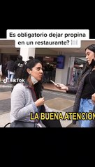 ¿Se debe o no dejar propina en un restaurante?