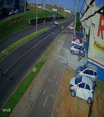 Vídeo mostra grave colisão envolvendo motocicleta e caminhonete na avenida Portugal