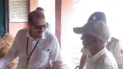 के के पाठक कर रहे थे विद्यालय में निरीक्षण... तभी कक्षा में...