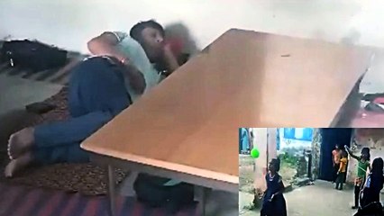 Viral Video: पढाई से जरूरी नींद! क्लास के अंदर चादर बिछाकर सो गए मास्टर साहब, बच्चे कर रहे मस्ती