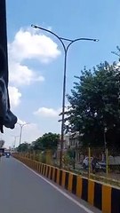 रात नहीं यहां दिन में जलती हैं रोड लाइटें...देखें वीडियो