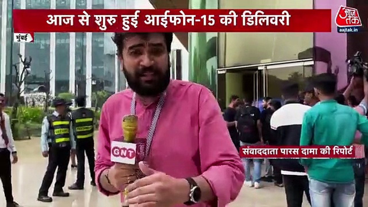 Delivery of iPhone 15 started, long queue at Store