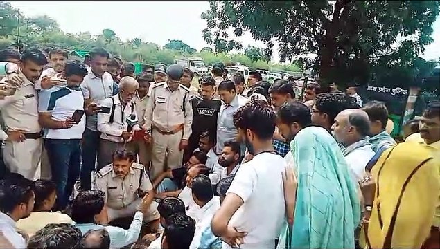 तीन टुकड़ों में मिले शव की परिजनों ने कपड़ों के आधार की शिनाख्त, थाने पर दिया धरना