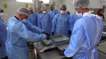 Öğrenciler ekmek üretiminin ardından tahin helvası yapımına da başladı