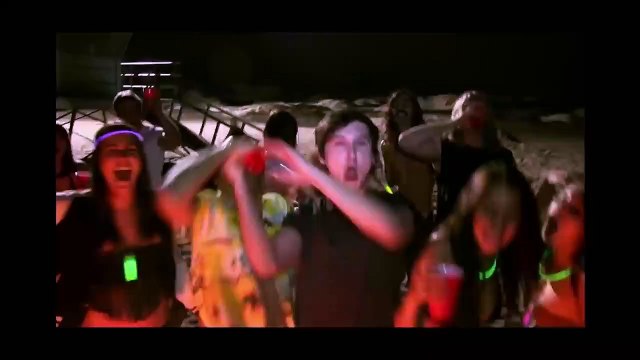 بمجرد إنك تلمس الرمل هتتقطع وتتاكل من مخلوق بحرى غريب دخل الرمل من الشاطىء _ ملخص فيلم The sand