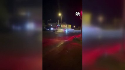 Bir genç rayların üzerine düşen bariyeri trenin önünden çekti