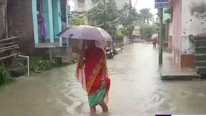 दरभंगा: लगातार हो रही बारिश से जल कैदी बने लोग, सड़क पर जमा हुआ दो फिट पानी