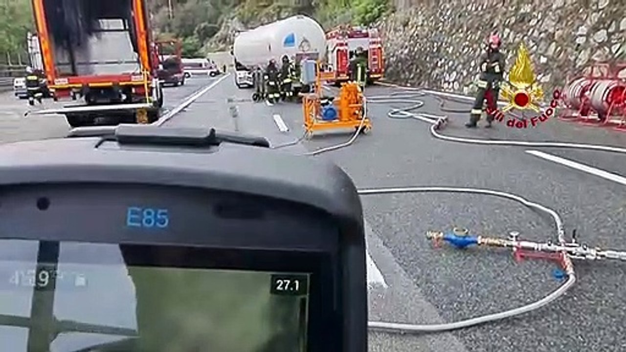 A tanker truck carrying LPG leaked after an acc...
