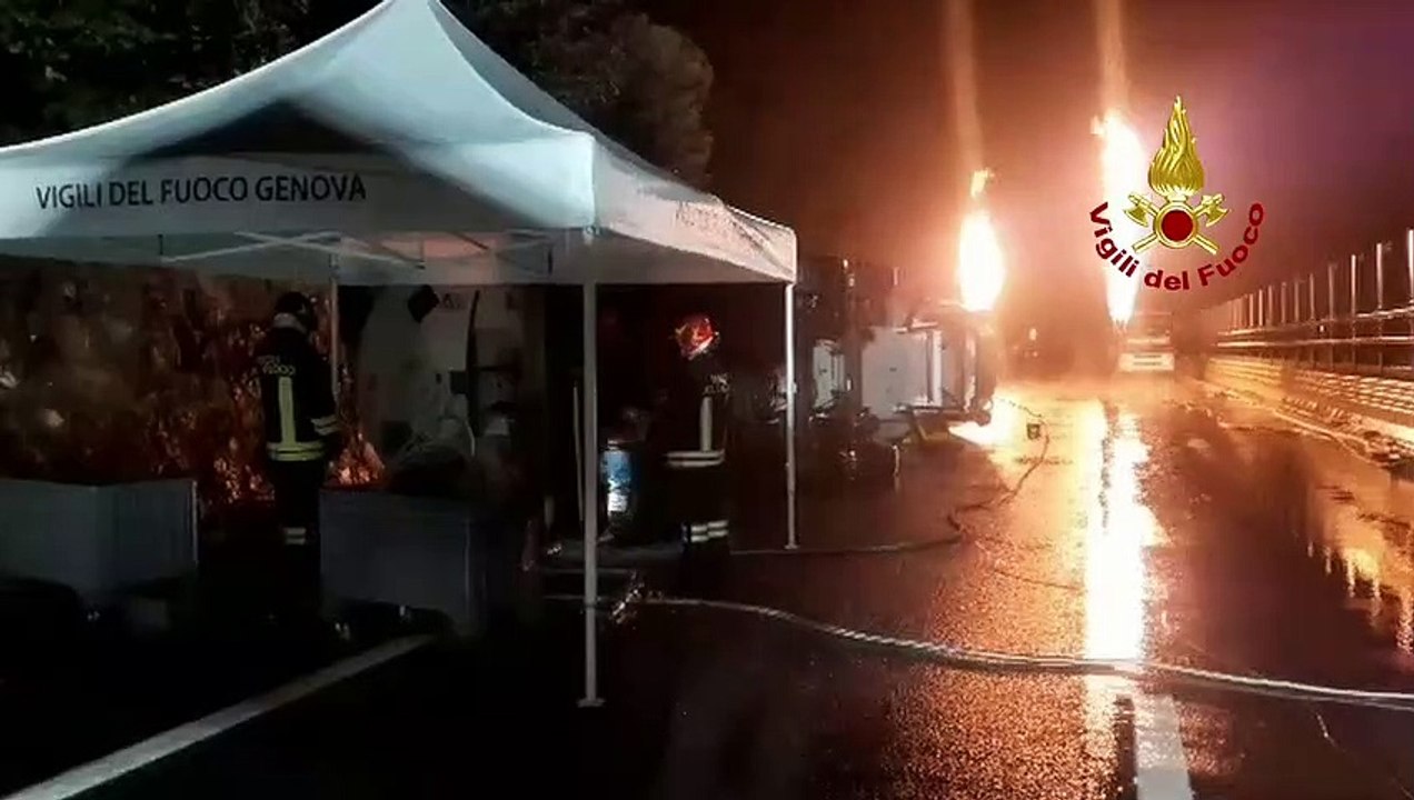 A tanker truck carrying LPG leaked after an acc...