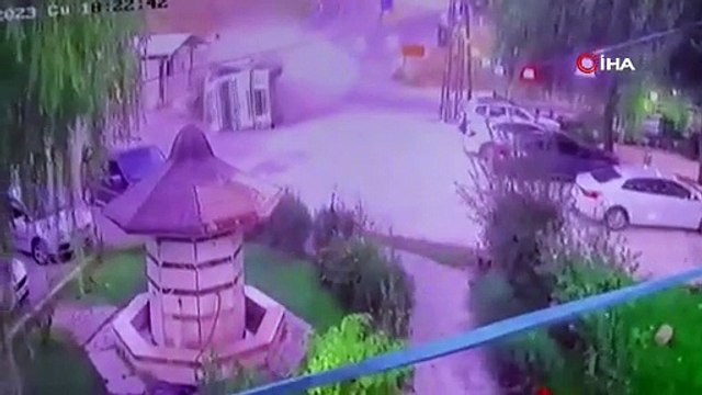 Virajı alamayan kamyonetin devrilme anı güvenlik kamerasında