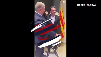 Laporta'nın Xavi sevgisi: Kucaklayıp öpücüğe boğdu