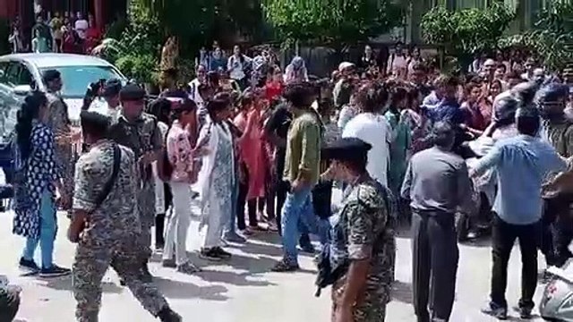 VIDEO : कार छोड़, स्कूटी में सवार हुए राहुल गांधी, महारानी कॉलेज से मानसरोवर तक किया सफर