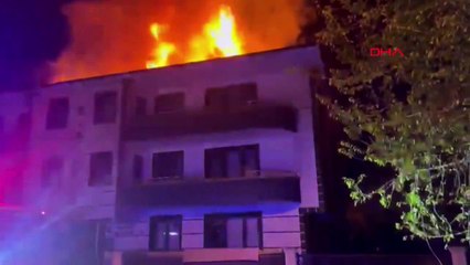 Düzce'de Üç Katlı Apartmanın Çatısı Alev Alev Yandı