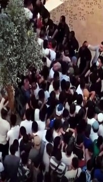 Resmen izdiham! iPhone 15 serisi için birbirlerini ezdiler