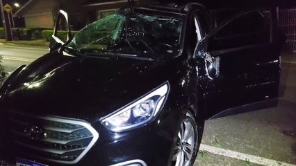 Hyundai Ix35 capota após colidir em árvore no Centro