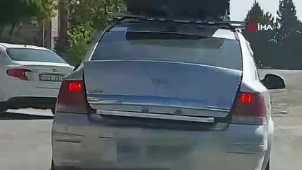 Seyir halindeki aracın bagaj kapağının açılmaması için tehlikeli çözüm