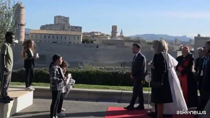 Francesco accolto da Macron a Marsiglia per gli Incontri Mediterranei