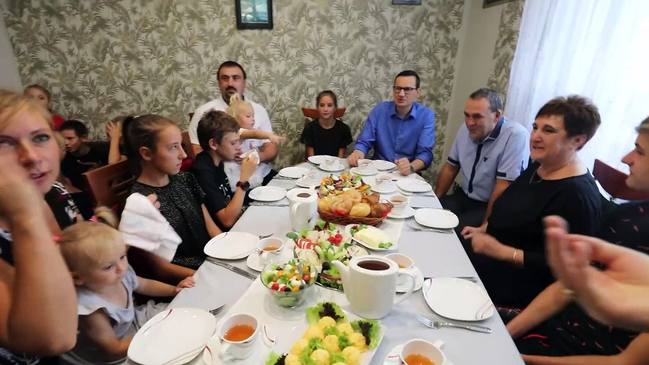 Dziennik Zachodni / Premier w rodzinnym domu dziecka w Imielinie / reporter Arkadiusz Gola