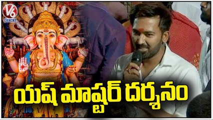 Choreographer Yash Master Offer Prayers At Khairatabad Ganesh 2023 _ V6 News