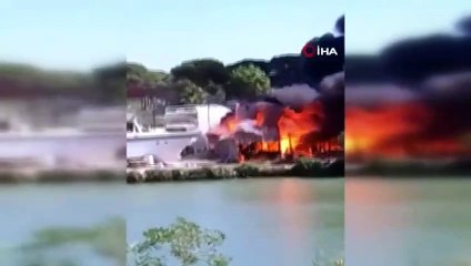 Antalya'da yangın! Alevler önce lüks teknelere sonra ormana sıçradı