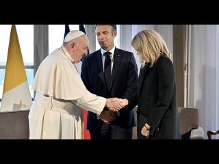 Brigitte Macron avec le pape François à Marseille : look très chic aux côtés de son mari, tactile av