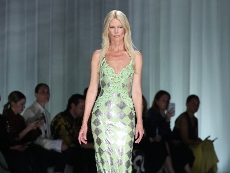 Claudia schiffer: so verlief ihr comeback auf dem laufsteg