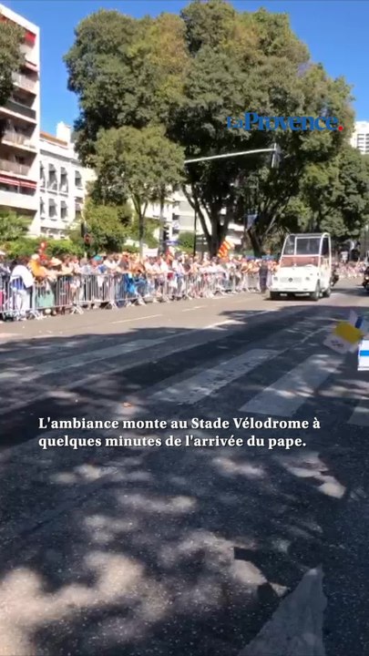 VIDEO. L'ambiance monte aux abords du Stade Vélodrome avant l'arrivée du pape
