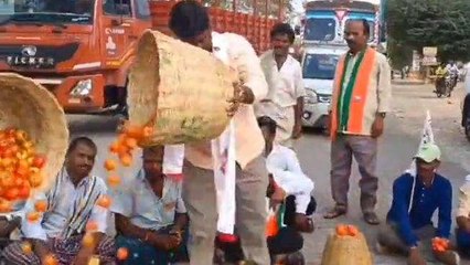 కర్నూలు జిల్లా: నడి రోడ్డుపై టమాటాలు పోసి రైతులు నిరసన