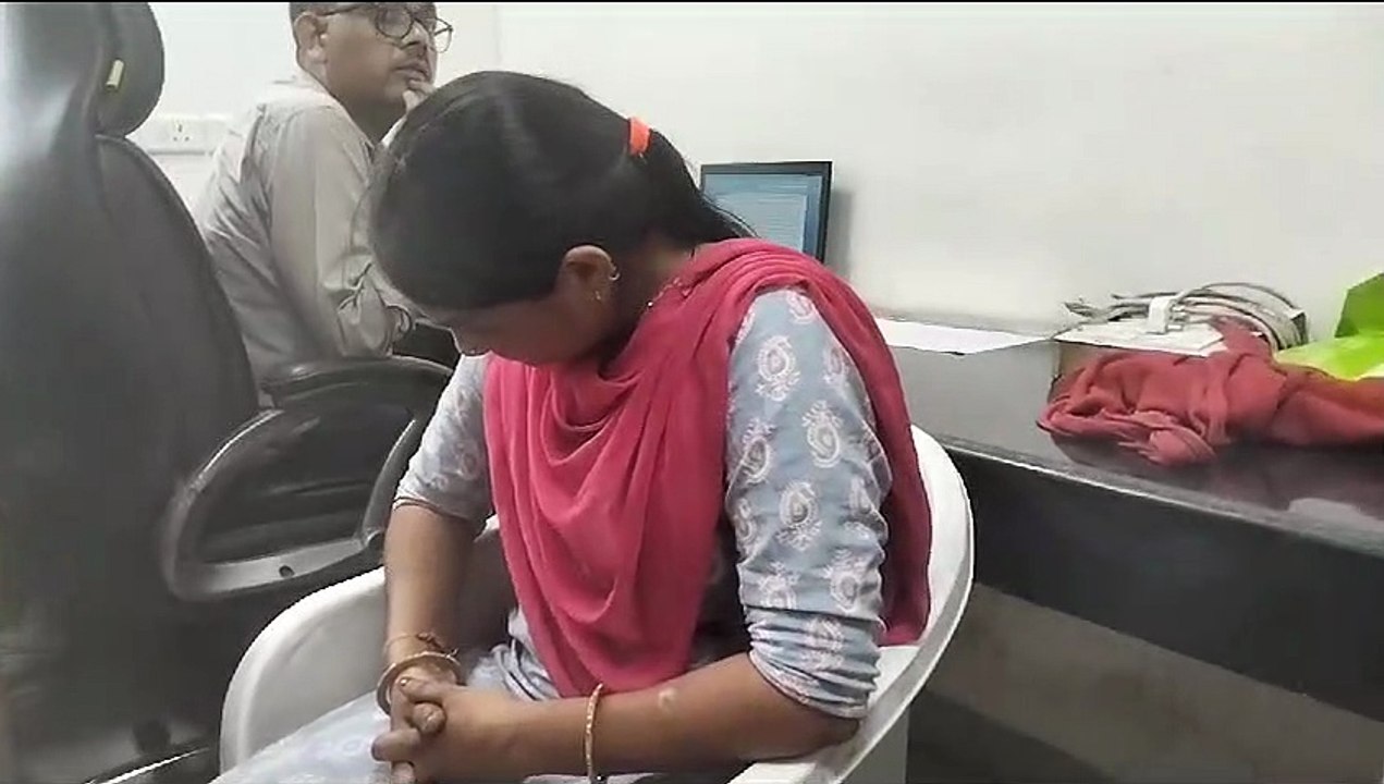 फौजी से चार हजार की रिश्वत लेते कांस्टेबल और मह...