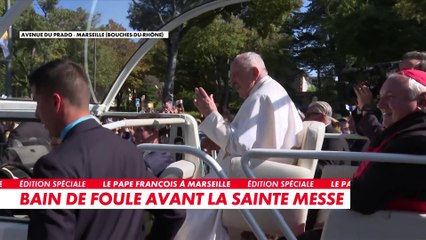 Bain de foule en papamobile pour le pape François avant la messe