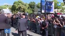 Regardez le Pape qui remonte l'avenue du Prado à Marseille sous les acclamations