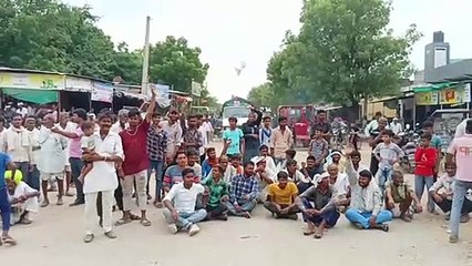 नीलामी नहीं होने से आक्रोशित किसानों ने किया चक्काजाम