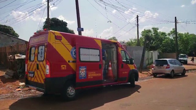 Homem esfaqueado na Rua Jacarepaguá é socorrido pelo Siate