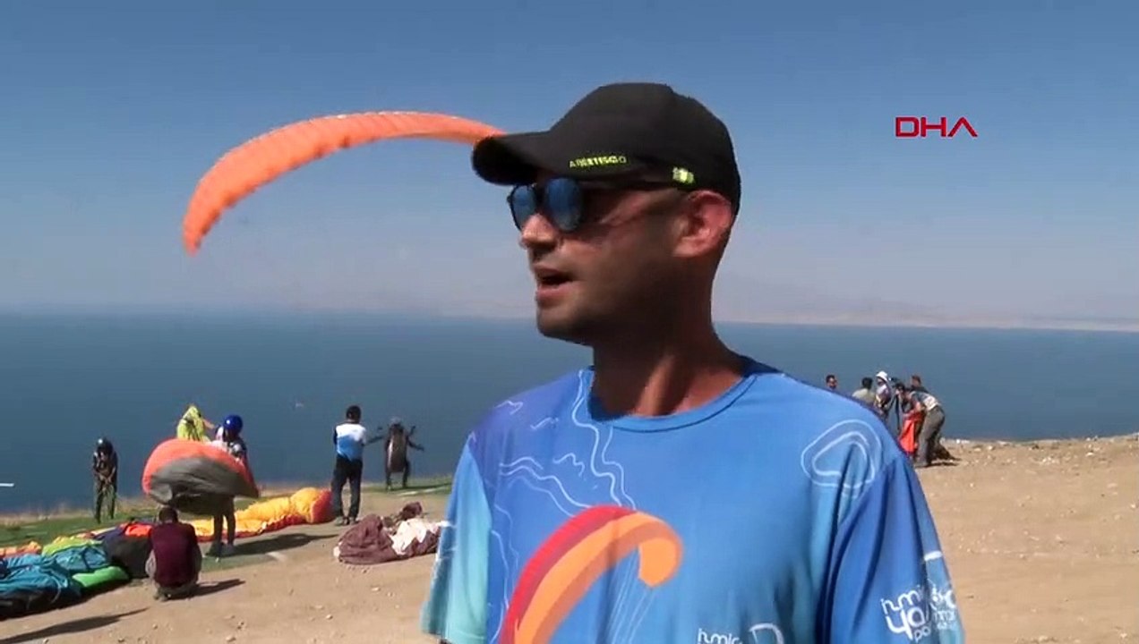 Van'da Yamaç Paraşütü ve Paramotor Şampiyonası Başladı