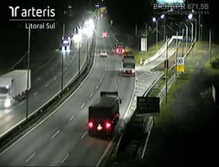 Caminhão sem freios faz manobra assustadora para ingressar em escape da BR-376