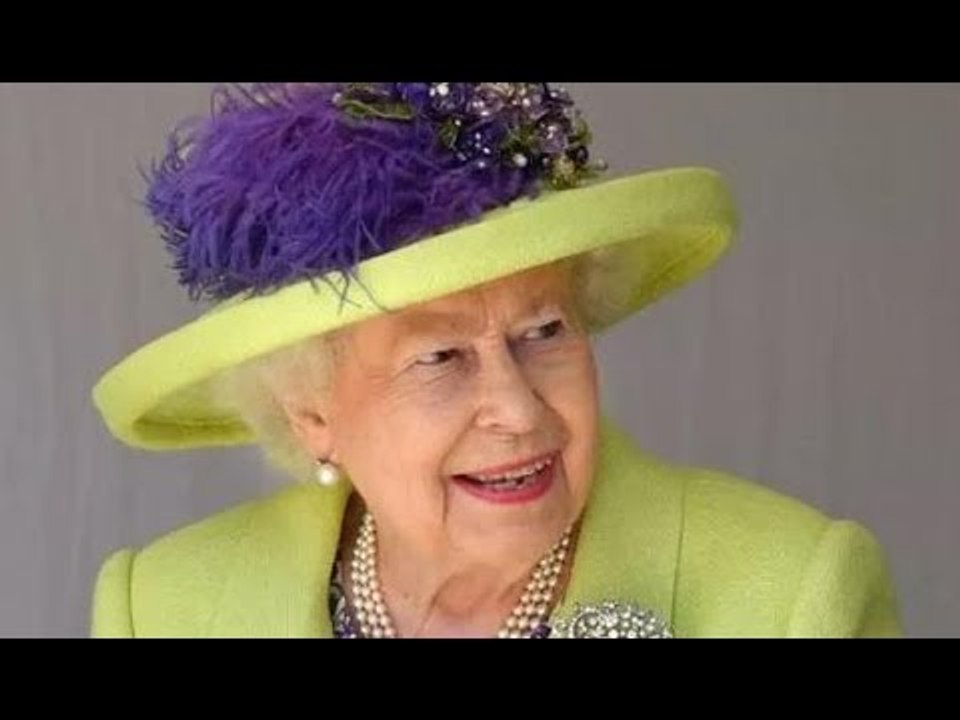 La réponse impertinente de la reine aux manifestants pour l'avoir bombardée d'œufs dans un moment ra