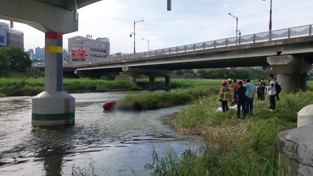 청주 모충대교 하천에 50대 남성 추정 시신 발견 / YTN