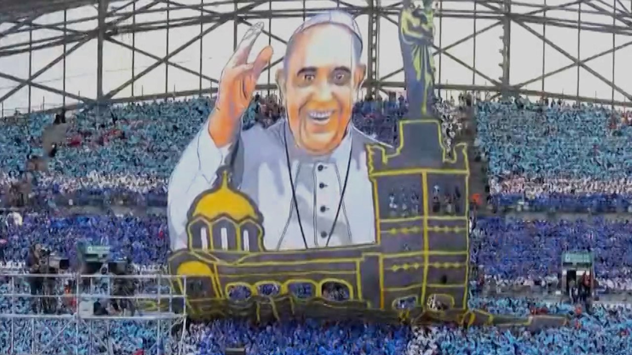 L'incroyable tifo du pape François déployé au stade Vélodrome de Marseille