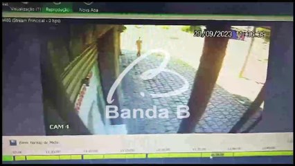 Batida forte envolvendo carro de luxo em cruzamento no Rebouças é registra por outro ângulo