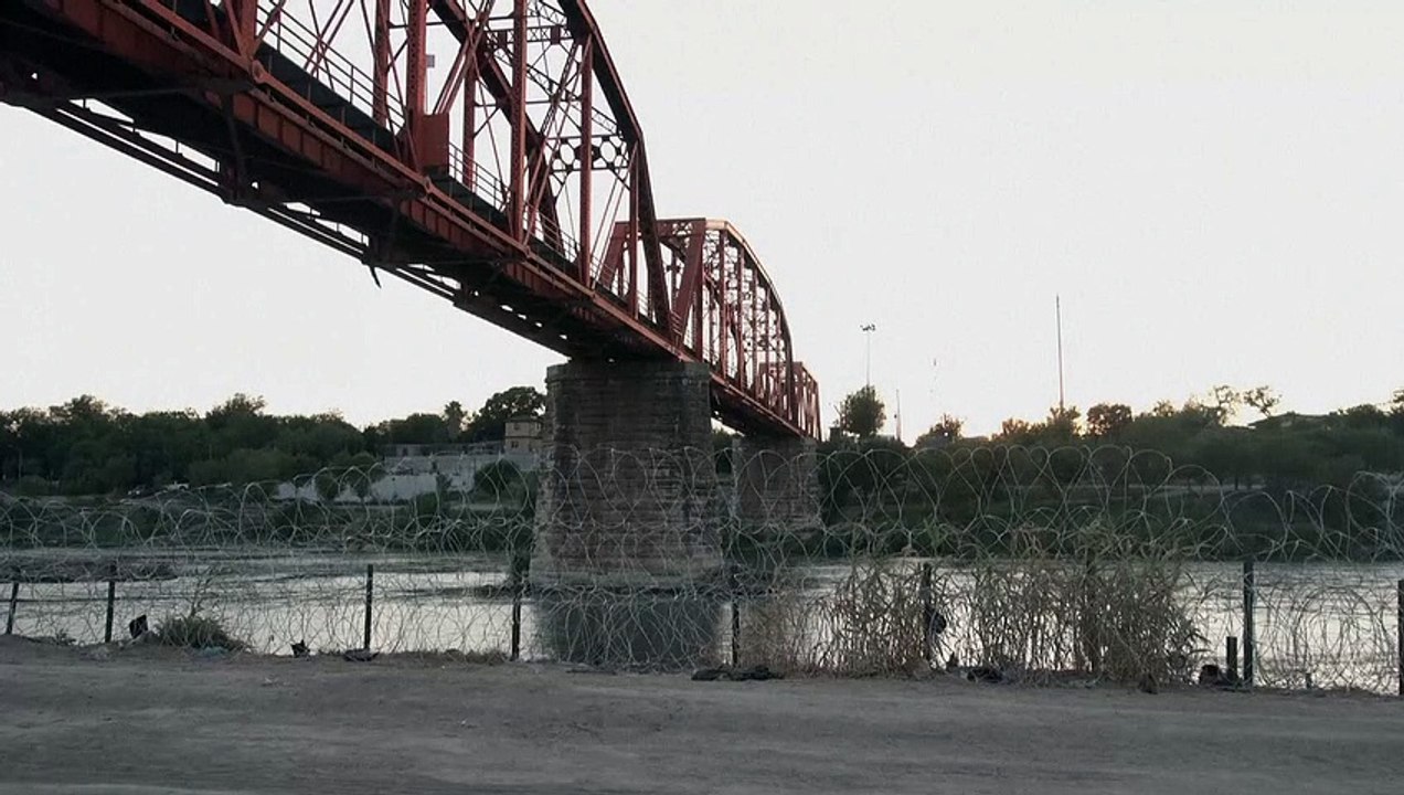Decenas de migrantes llegan a la resguardada frontera entre México y EEUU
