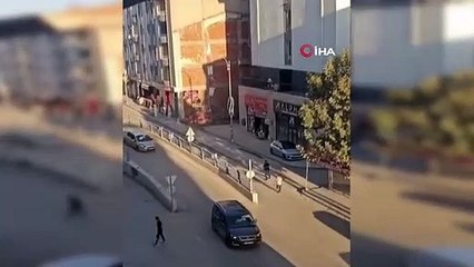 Elazığ'da cadde ortasında silahlı kavga çevredeki vatandaşlar tarafından görüntülendi