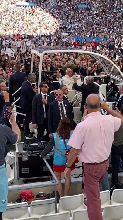 Pape à Marseille : leur enfant béni par le souverain pontife avant la messe au Vélodrome
