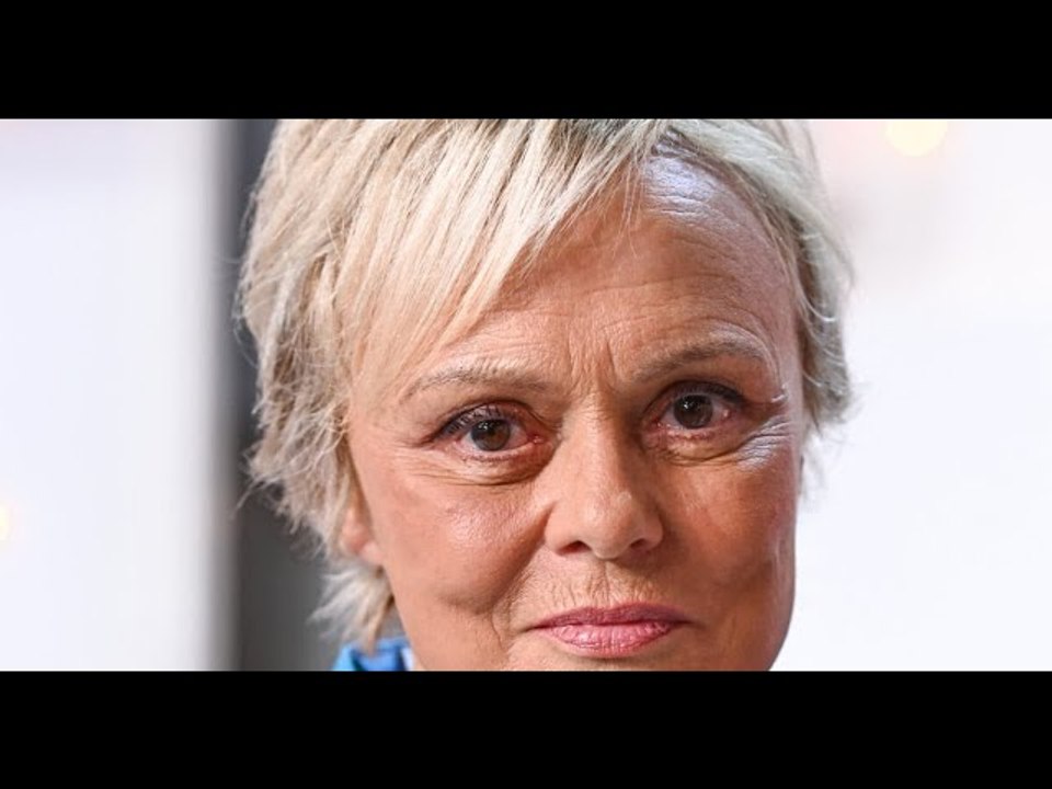 "Une bouteille de champagne presque chaque soir" : Muriel Robin devenue "une alcoolique mondaine", e