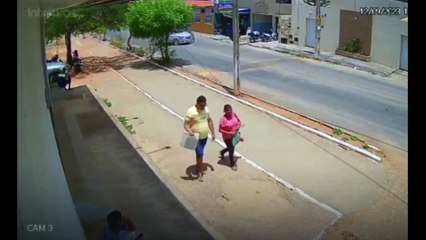 Mulher desmaia após ver motociclista ser arremessado durante acidente; assista