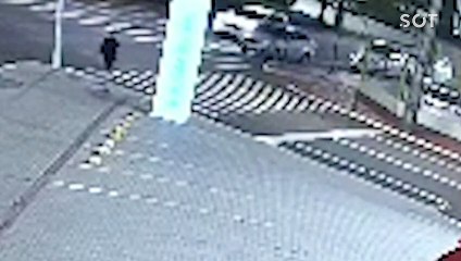 Câmera de segurança registra grave acidente envolvendo pedestre e motocicleta em Cascavel