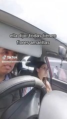 Padre regala flores amarillas a su hija