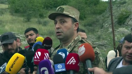 Separatistas entregan armas en Nagorno Karabaj, donde llega un primer convoy humanitario
