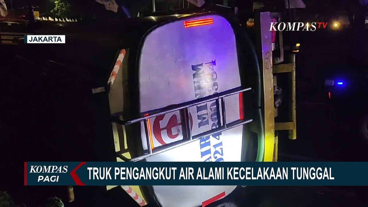 Truk Tangki Air Mineral Terguling di Jalan Gatot Subroto Usai Tabrak Pembatas Flyover Kuningan